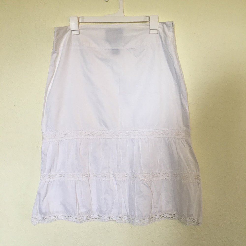 High Sierra women's white cotton and lace ruffle skirt. Size 10.